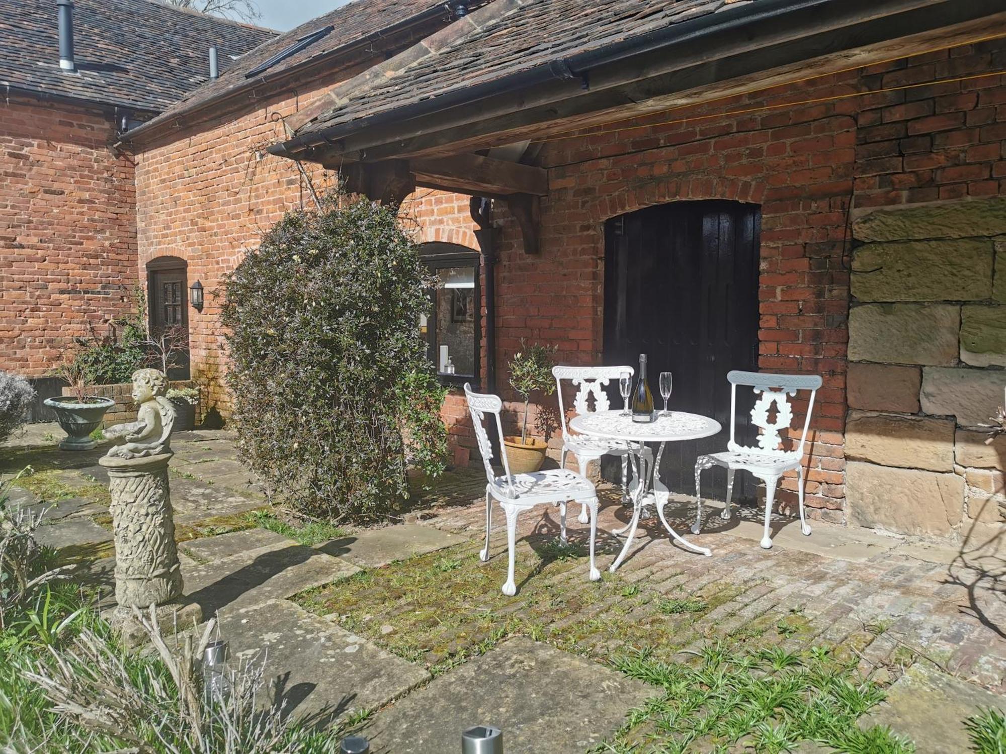 Haywains Self-Catering At Boningale Manor Apartment Wolverhampton Exterior photo